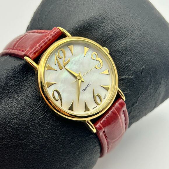Ladies Classy Round Gold Tone Mop Dial Red Faux Leather Band New Battery - Picture 3 of 8